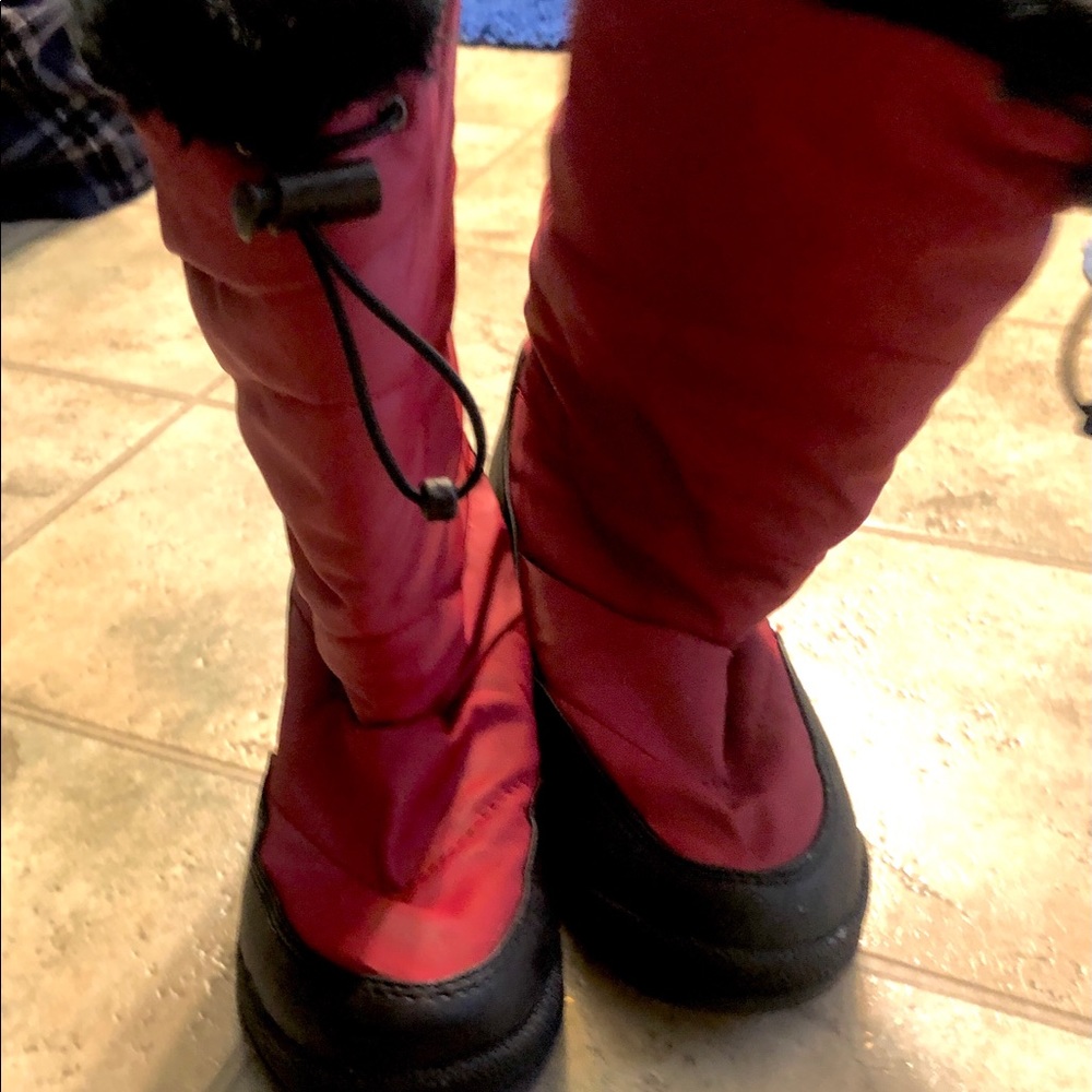 Red Totes snow boots